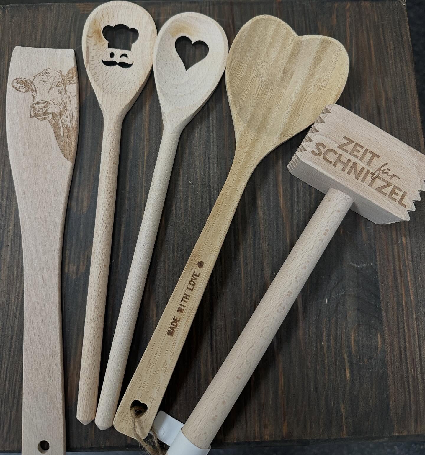 Holz, Liebe & Handarbeit. Perfekt für jede Küche….
Ab sofort im Glücksfall erhältlich. 

Kochen